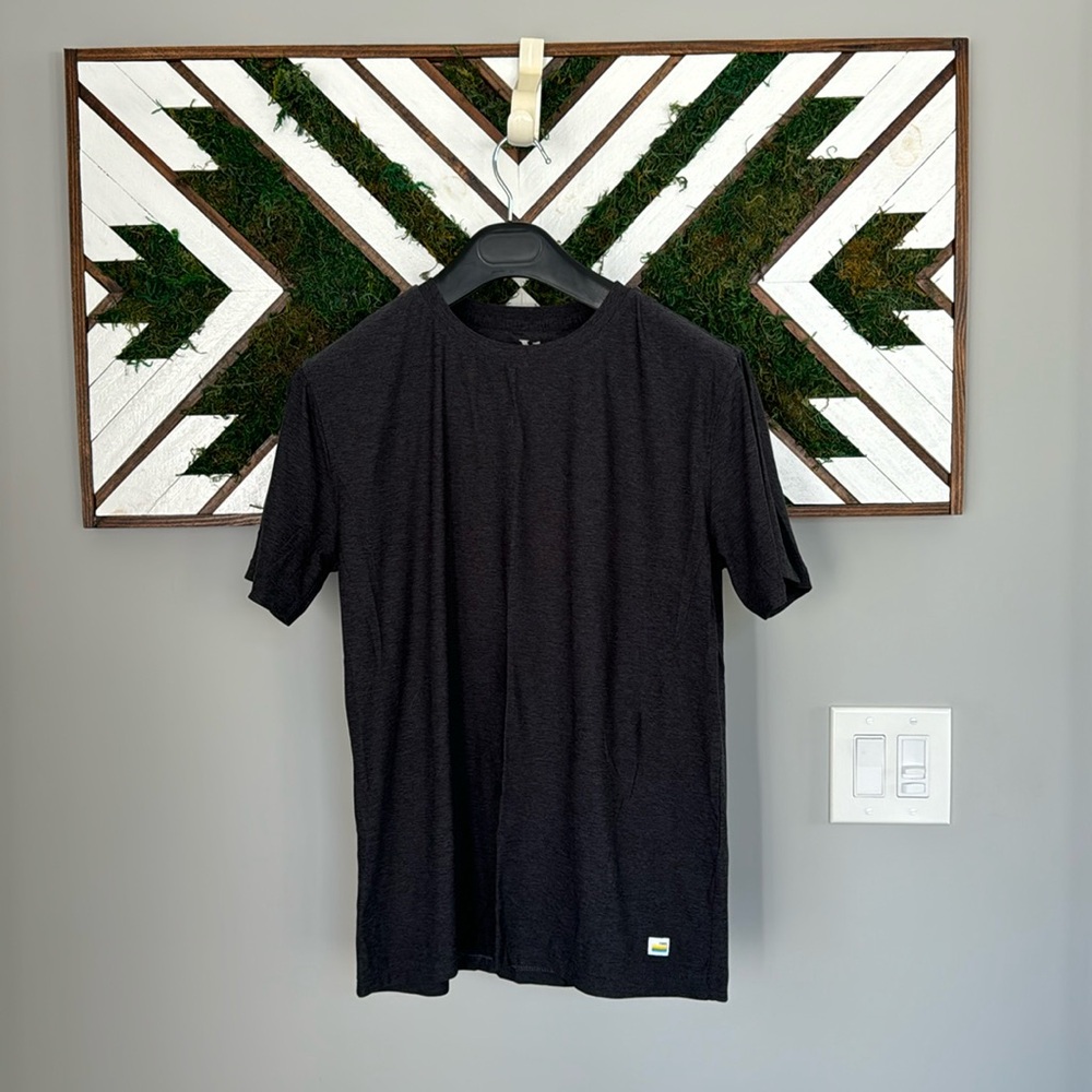 Men’s short sleeve gray vuori t shirt